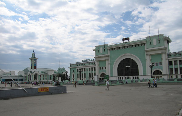Станция когалым. Площадь Гарина-Михайловского в Новосибирске это главный вокзал. Вокзал Новосибирск главный 2000. Привокзальная площадь Новосибирск. Гостиница на ЖД вокзале Новосибирск главный.